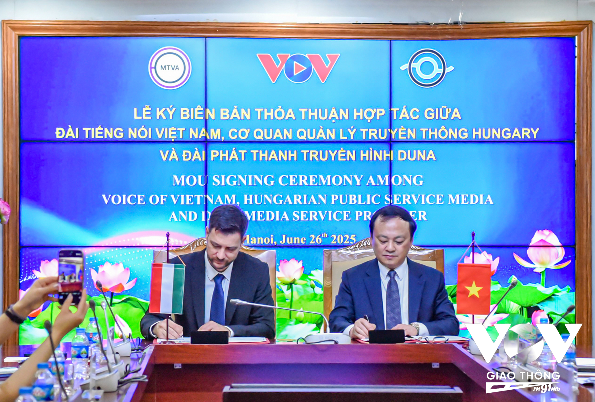 Đài Tiếng nói Việt Nam đã ký Thỏa thuận hợp tác với Cơ quan Quản lý Truyền thông Hungary (MTVA) và Đài Phát thanh truyền hình Duna Hungary.