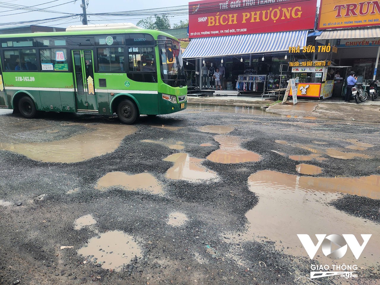 Mặt đường Lò Lu xuống cấp nghiêm trọng