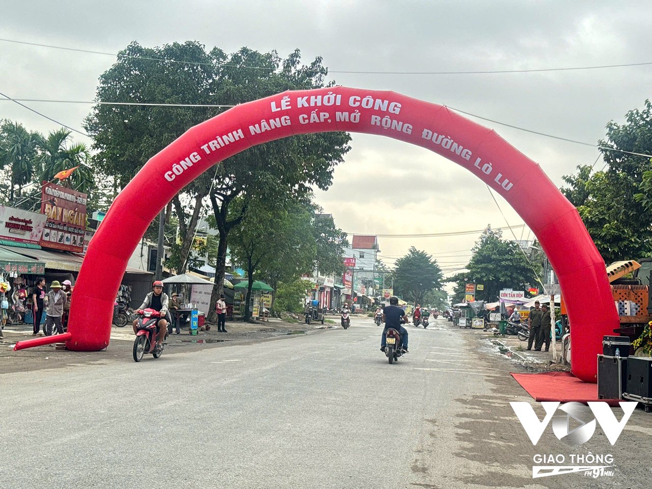 Sau nhiều năm xuống cấp nghiêm trọng, đường Lò Lu (phường Trường Thạnh, TP. Thủ Đức, TP.HCM) vừa chính thức được khởi công cải tạo, mở rộng vào sáng nay 26/6.