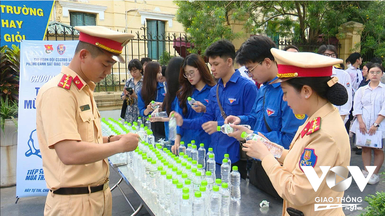 Những chai nước uống được bóc nhãn mác, đủ điều kiện mang vào phòng thi, sẵn sàng gửi đến các thí sinh khi cần