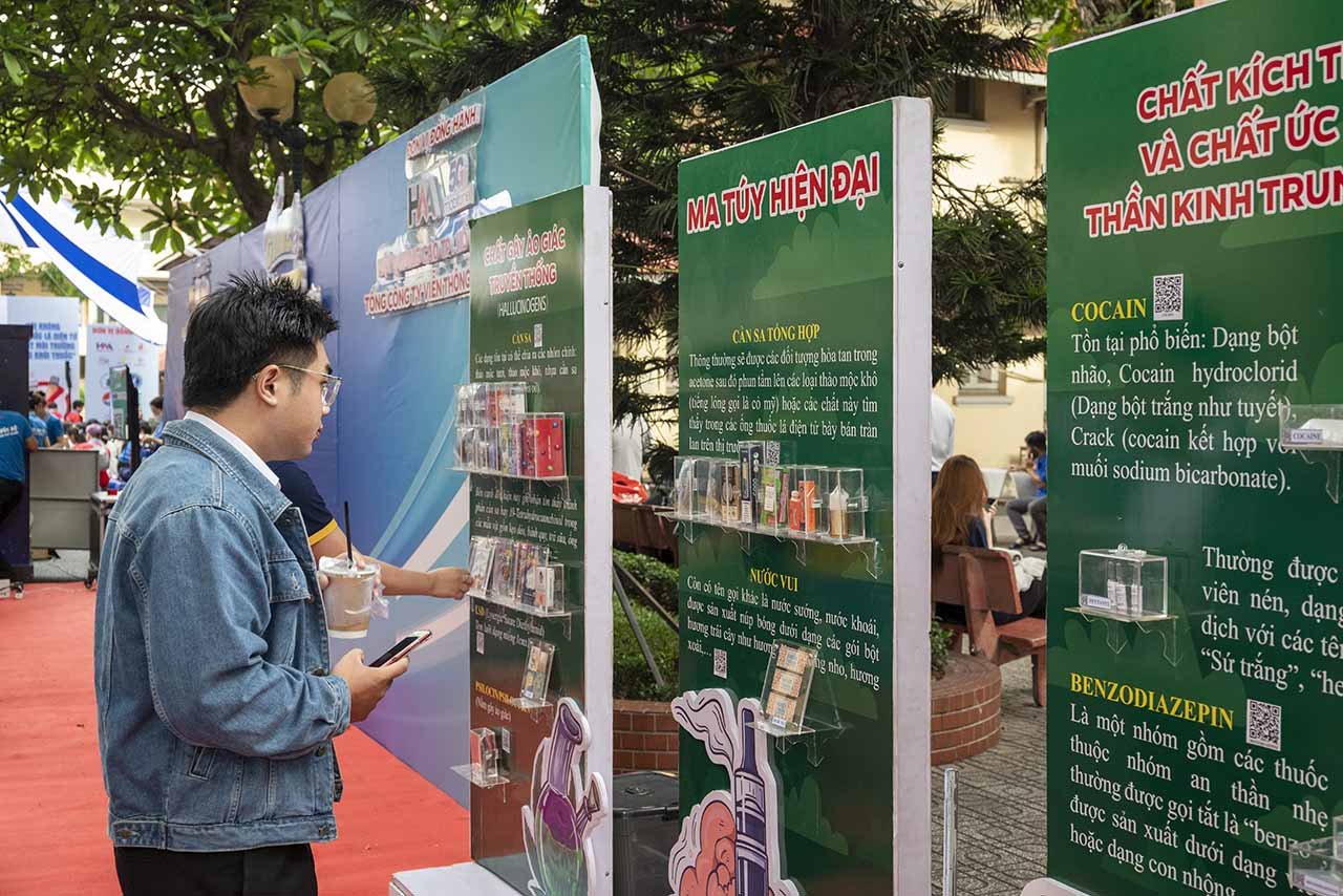 Triển lãm nhận diện và cảnh báo về các loại ma túy trong chuỗi hoạt động nhân Ngày Toàn dân phòng, chống ma túy 26-6 (Ảnh PX03)