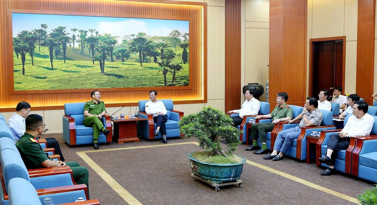 Thượng tướng Nguyễn Văn Long - Thứ trưởng Bộ Công an làm việc với lãnh đạo tỉnh Phú Thọ chiều 26/6.