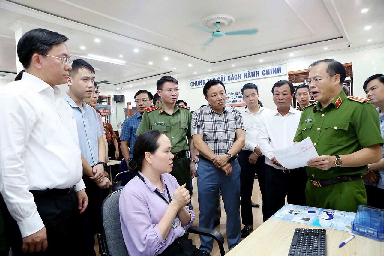 Thượng tướng Nguyễn Văn Long đề nghị tỉnh Phú Thọ phối hợp chặt chẽ với hai tỉnh còn lại để thống nhất định hình một nền tảng số dùng chung duy nhất, đảm bảo kết nối đồng bộ với Cơ sở dữ liệu quốc gia về dân cư và các cơ sở dữ liệu chuyên ngành khác.