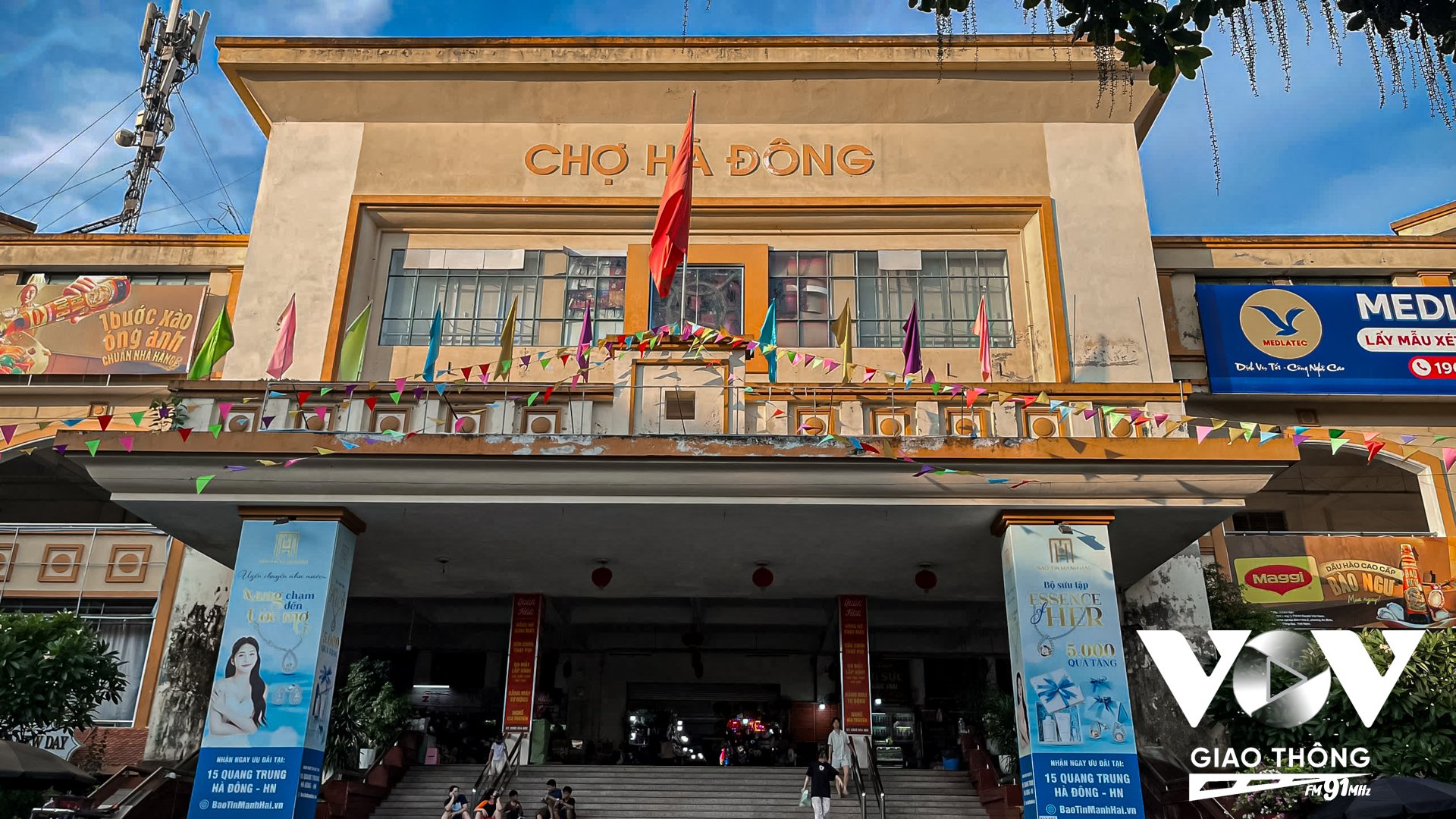 Một trong những khu chợ đầu mối nổi tiếng thành phố, chợ Hà Đông (quận Hà Đông, Hà Nội) là khu chợ chính lớn nhất quận, tập trung nhiều mặt hàng thiết yếu và trở thành địa điểm mua sắm quen thuộc của nhiều người dân