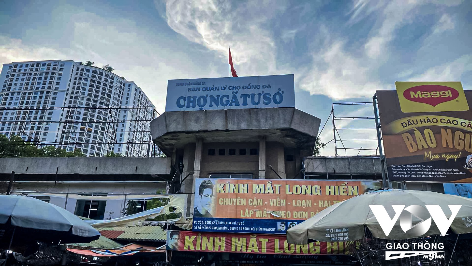 Tọa lạc ngay tại trung tâm thành phố Hà Nội, chợ Ngã Tư Sở (quận Đống Đa, Hà Nội) từng là khu chợ sầm uất một thời, nay đang bị xuống cấp trầm trọng, nhiều tiểu thương phải đóng cửa hàng, buôn bán chỉ đủ qua ngày