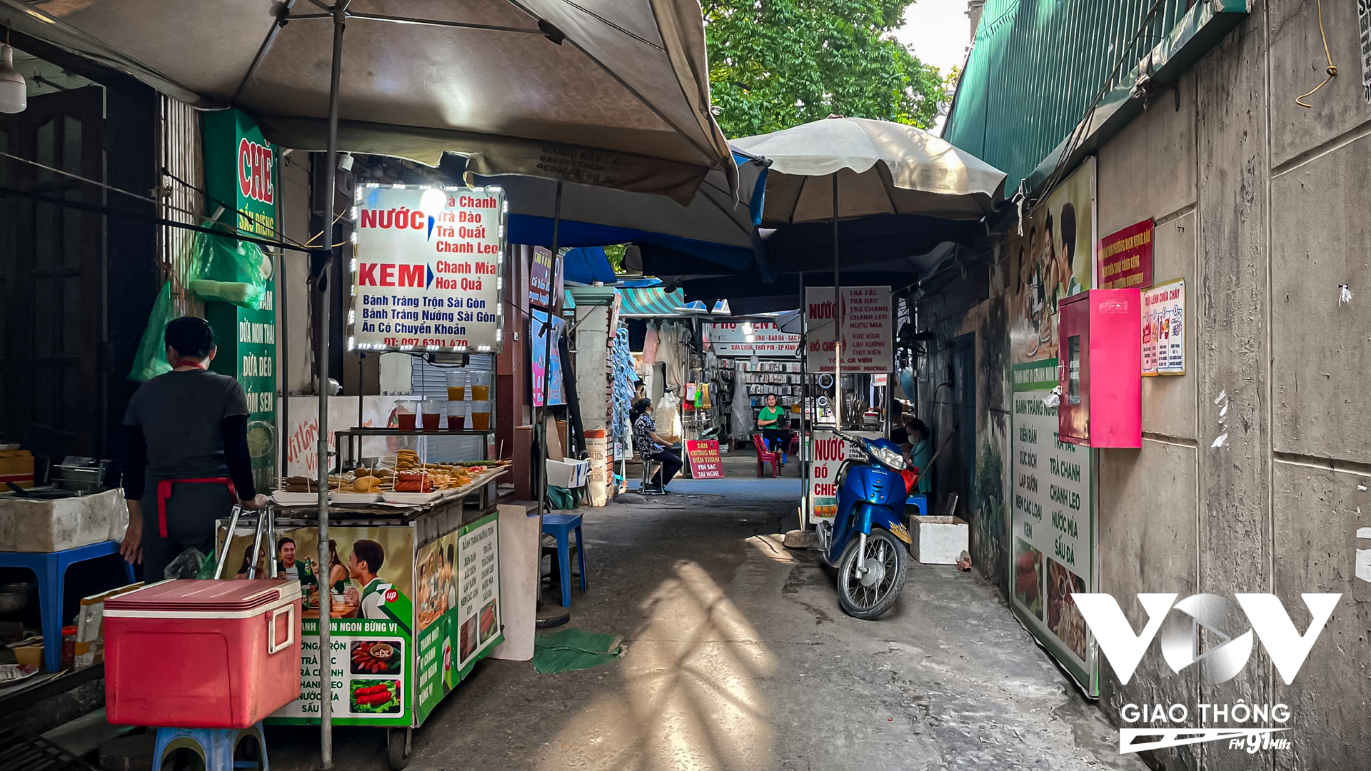 Chị Đ.T.Mỹ (quận Cầu Giấy, Hà Nội) chủ hộ kinh doanh nhỏ tại chợ Nhà Xanh cho biết: “Đợt này chợ vắng hơn nhiều, một phần do vào kỳ nghỉ hè của sinh viên nên ít khách, hai là do tình hình thuế đang phức tạp, nhiều người không trụ được nên đóng cửa hàng thôi”.