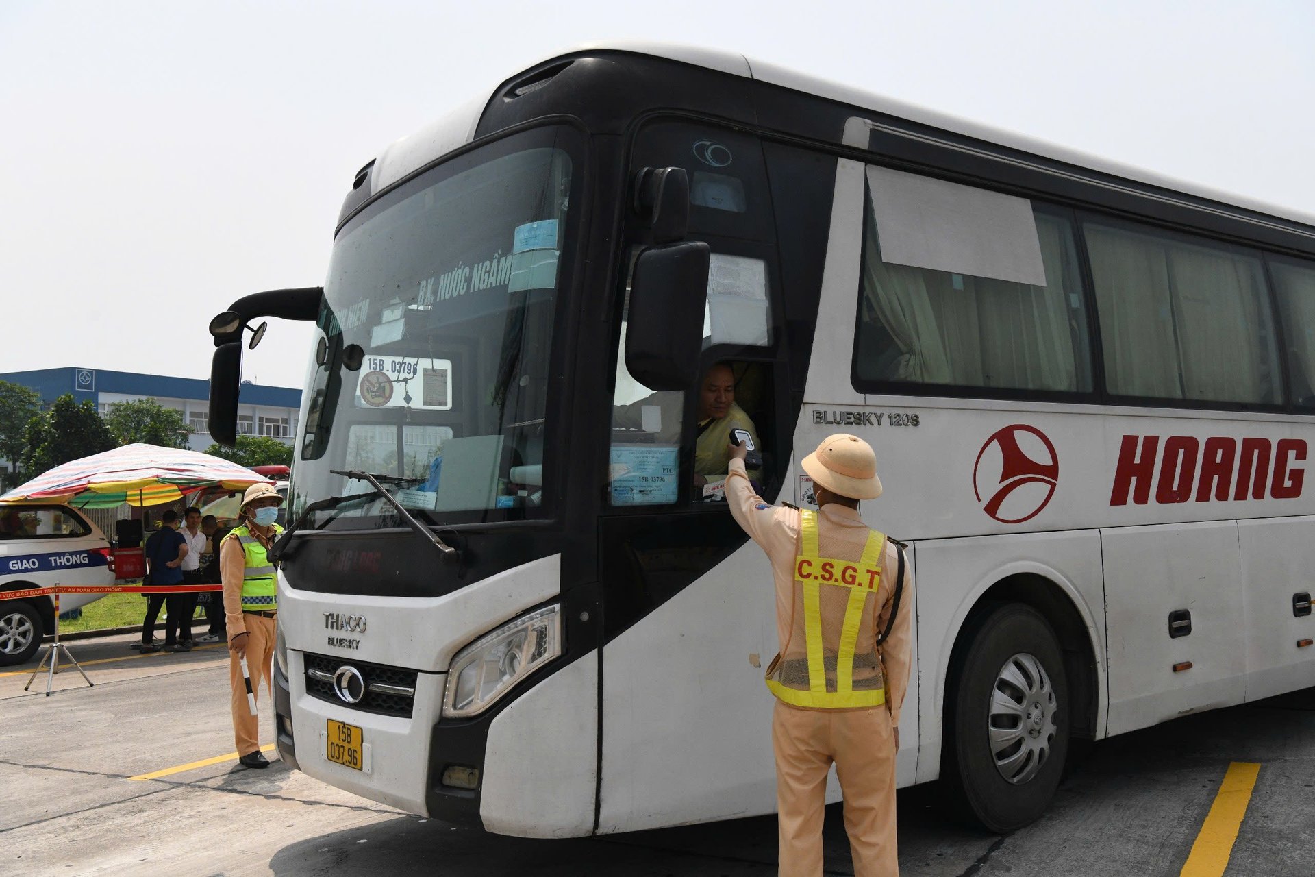 Lực lượng chức năng kiểm tra nồng độ cồn các lái xe