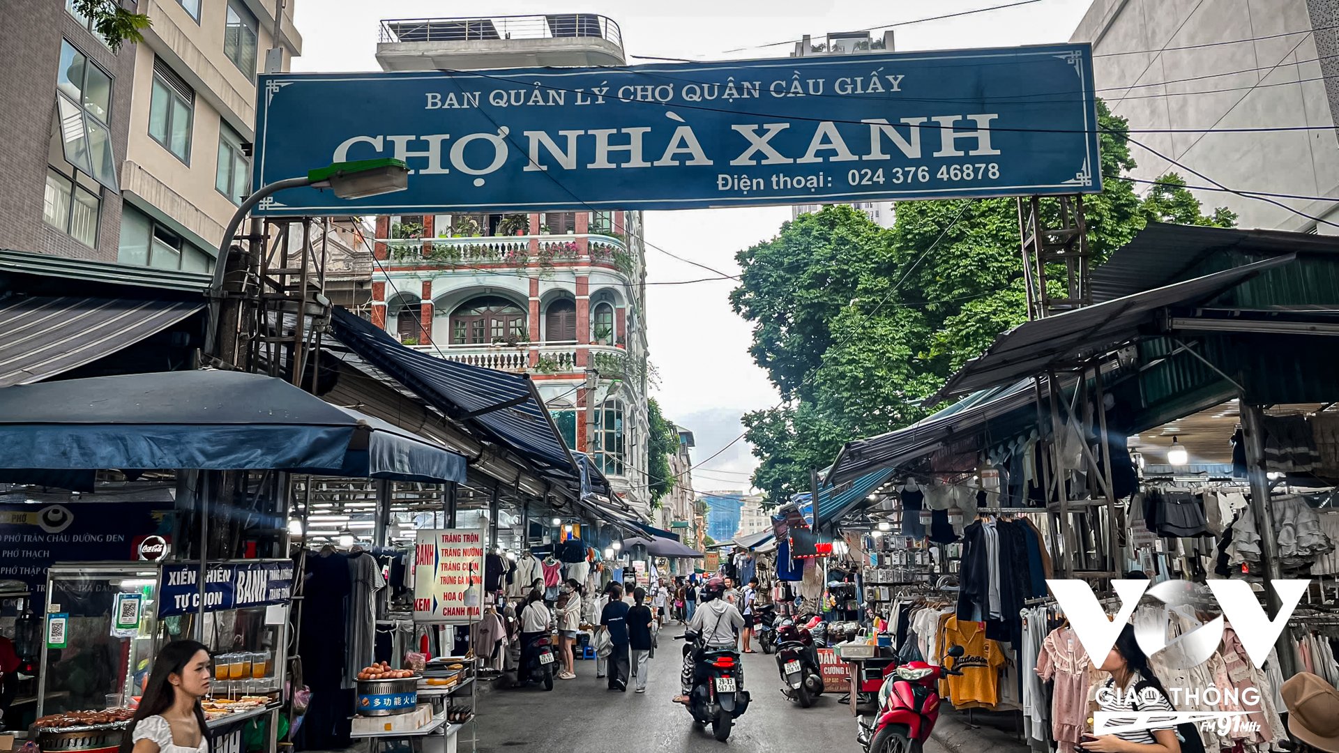 Chợ Nhà Xanh (phường Dịch Vọng Hậu, quận Cầu Giấy, Hà Nội) là “thiên đường” mua sắm của nhiều sinh viên Sư phạm, Đại học Quốc gia Hà Nội,... bởi sự đa dạng hàng hóa cũng như chi phí hợp túi tiền học sinh, sinh viên