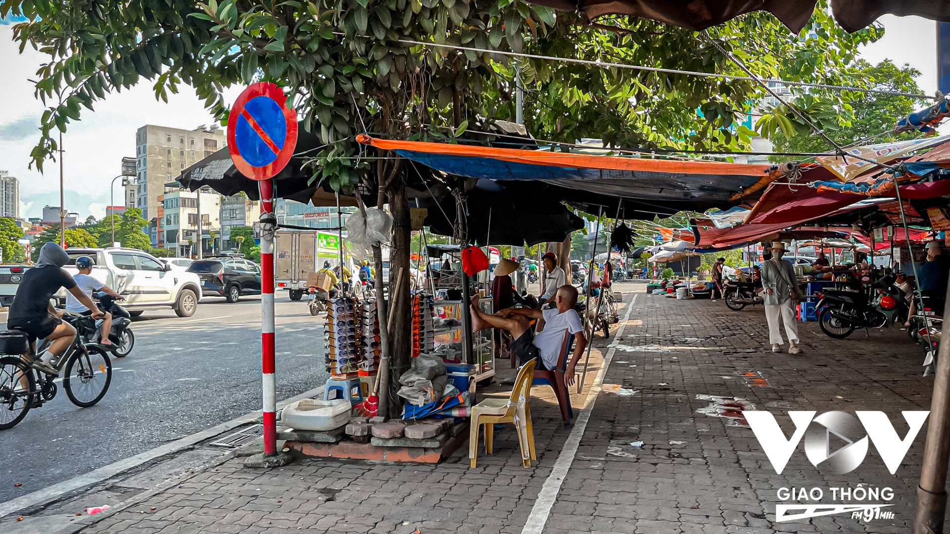 Các mặt hàng chủ yếu được bày bán bên ngoài chợ, bên trong hầu hết các gian hàng đều bỏ trống, đóng kín