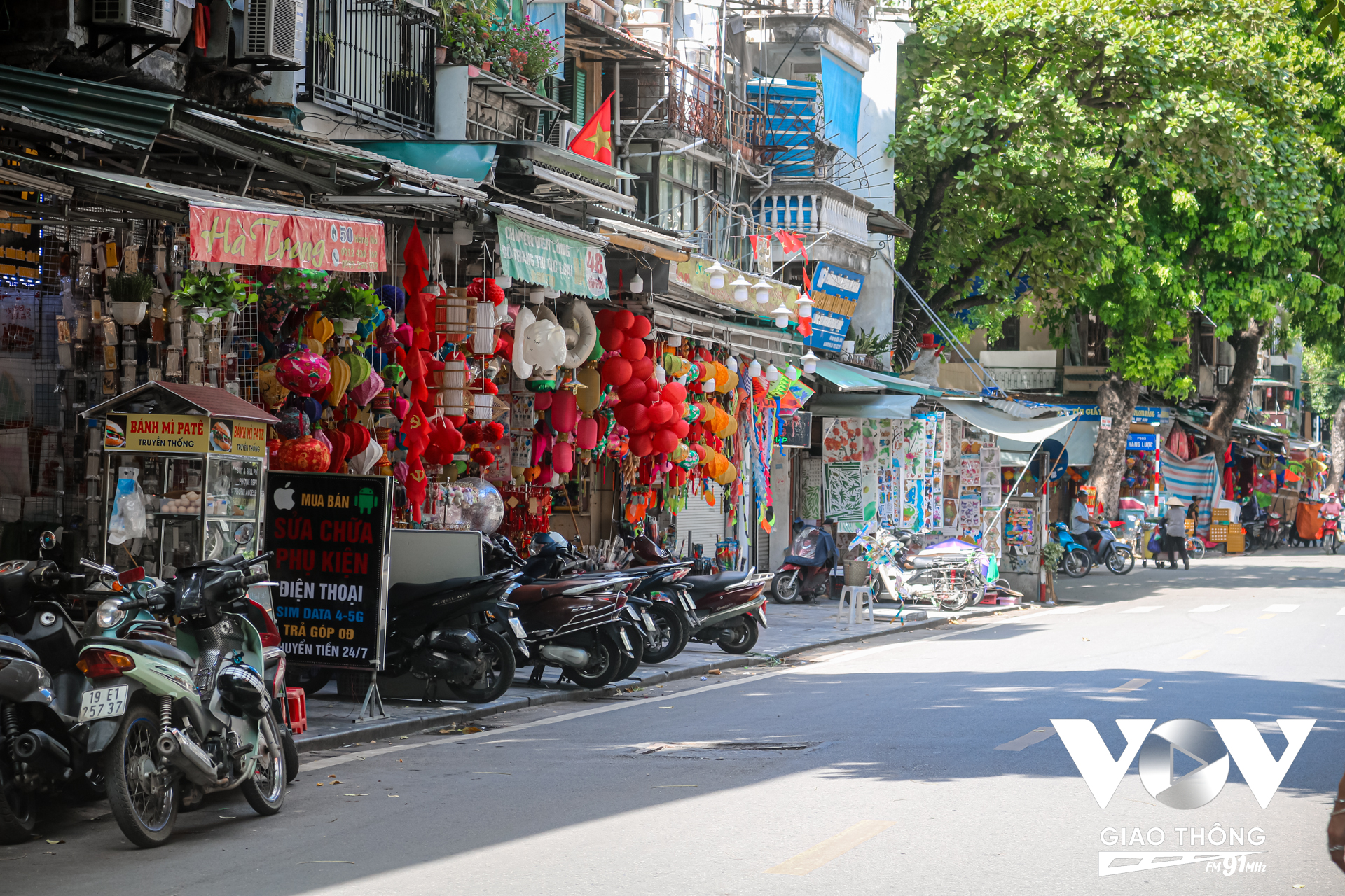Phố buôn bán nổi tiếng như Hàng Mã (quận Hoàn Kiếm, Hà Nội) cũng gặp tình trạng tương tự, khách hàng ít quan tâm, con phố thiếu vẻ đông vui, nhộn nhịp