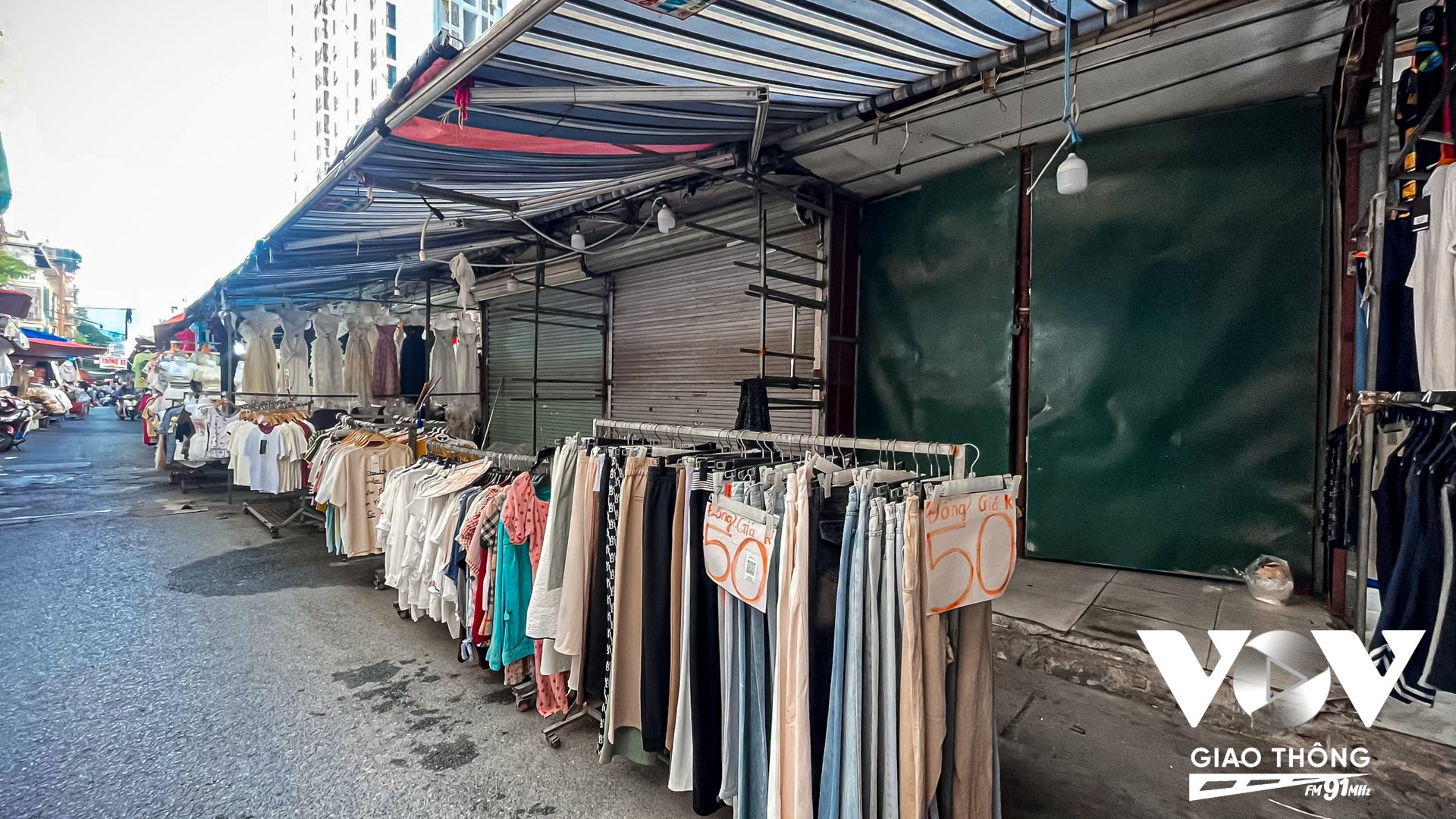 Ngay trục đường chính của chợ, nơi đông đúc người, xe cộ qua lại đã có nhiều gian hàng để trống, đóng kín. Nhiều cửa hàng trưng bày bắt mắt, giá rẻ nhưng vẫn không thu hút nhiều khách hàng