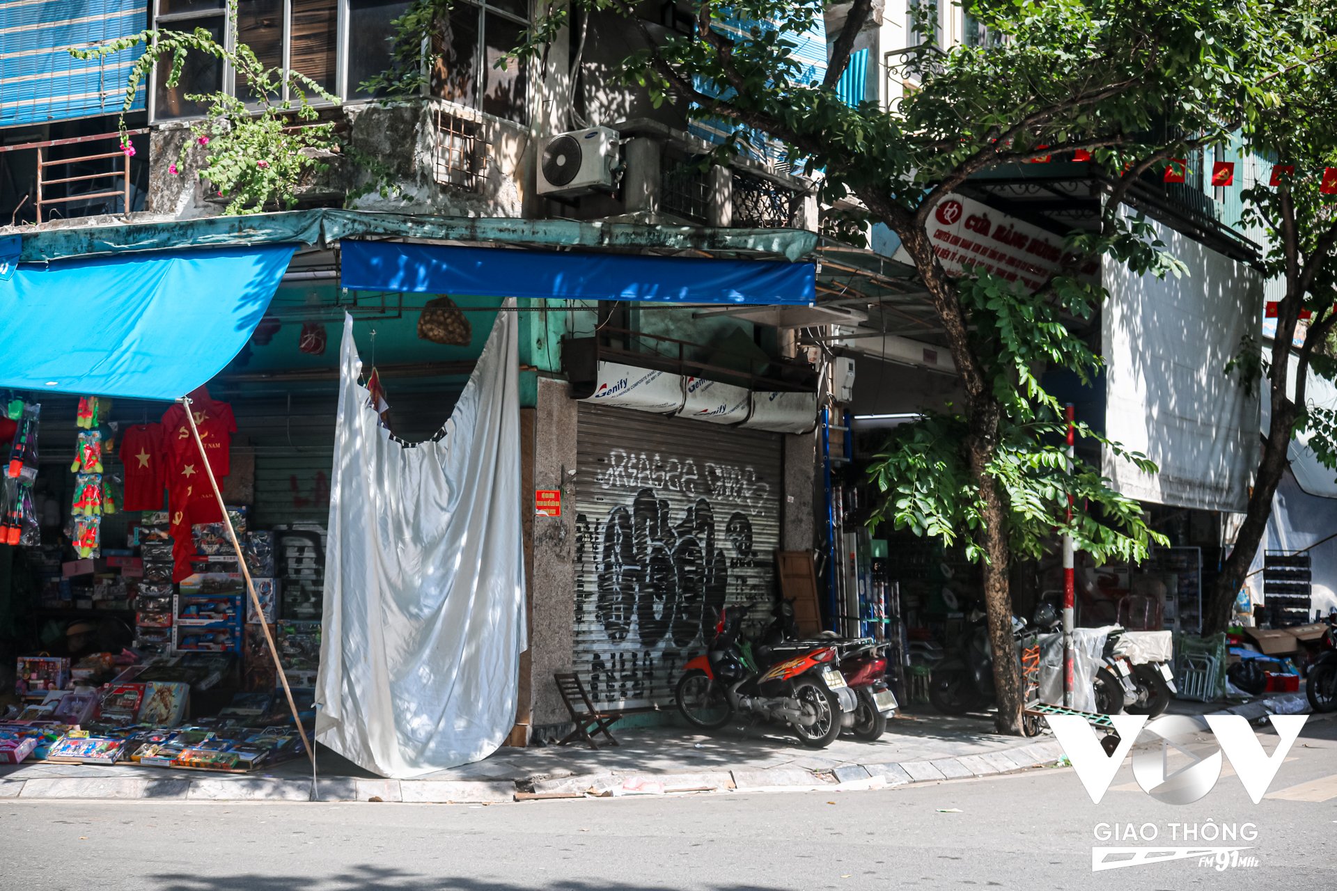 Nhiều cửa hàng trên mặt phố chờ cho thuê hoặc bất đắc dĩ trở thành điểm gửi xe công cộng