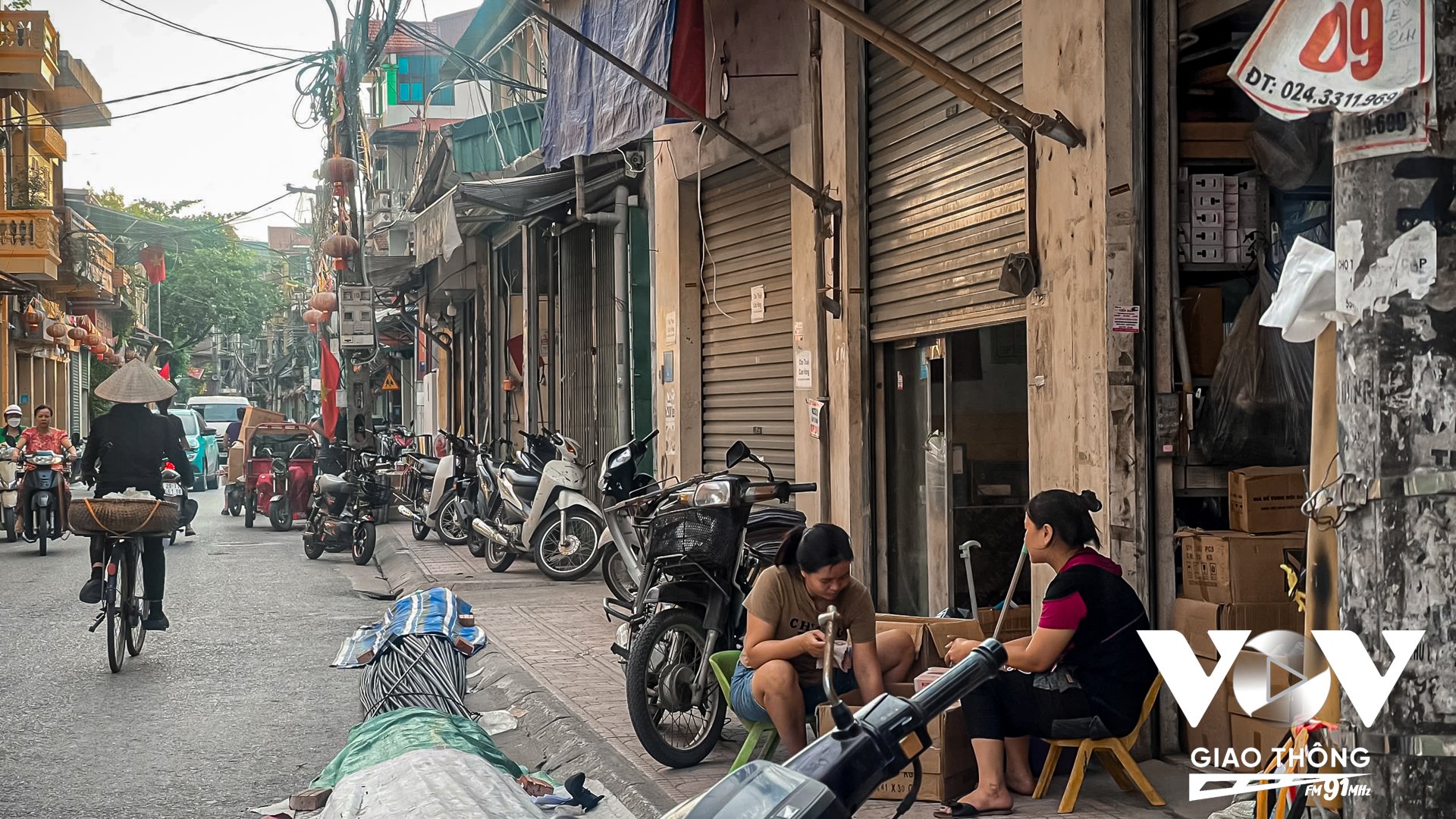 Nói về lí do phố buôn bán trở nên như vậy, chị Đ.T.Niên (phường Phú Lương, Hà Đông) một trong những hộ kinh doanh tại đây cho biết: “Thuế thắt chặt hơn, nhiều nhà khó buôn bán, không trụ được vì cạnh tranh mặt hàng quá, lại ít nơi nhập sỉ'.