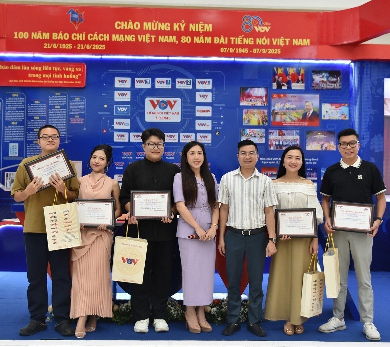 Ông Phạm Công Hân - Phó Tổng Biên tập Báo Điện tử Tiếng nói Việt Nam trao giải cho các tác giả lọt top 10 podcast “Tôi nói về Tiếng nói Việt Nam 2025”.