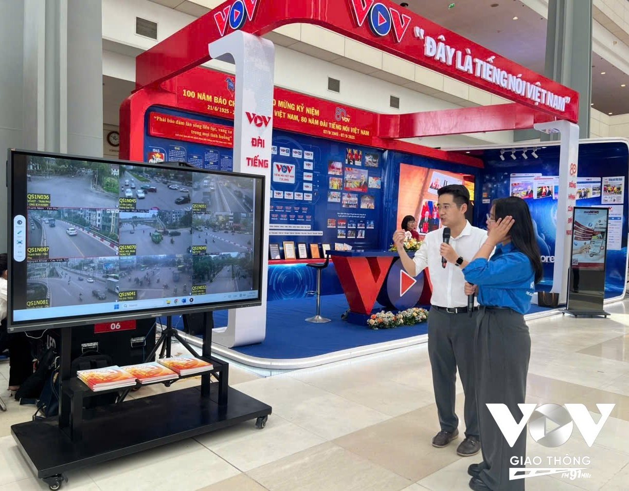 MC, PV Xuân Tú hướng dẫn thính giả thử sức làm MC cho chương trình giờ cao điểm tại Hội báo toàn quốc 2025