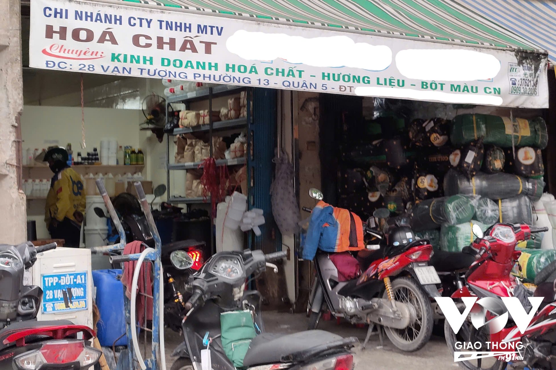 Dọc theo đường Vạn Tượng, hàng chục cơ sở kinh doanh buôn bán hóa chất. Bên trong và cả ngoài lề đường, những can nhựa, thùng phuy, chai lọ đủ kích cỡ được bày bán công khai