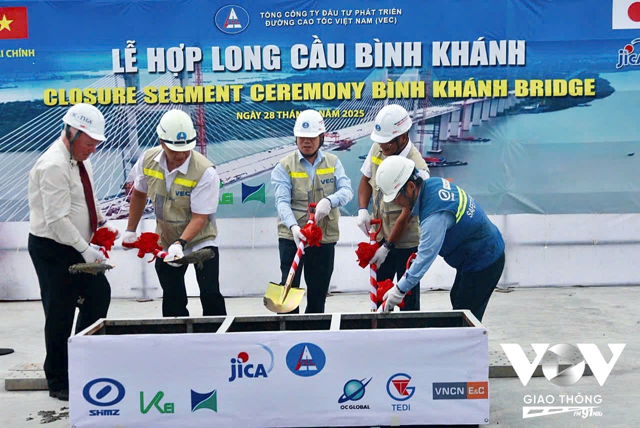 Đại diện Tổng công ty Đầu tư phát triển đường cao tốc Việt Nam (VEC), Jica, liên danh nhà thầu, tư vấn giám sát thực thiện nghi thức hợp long cầu Bình Khánh