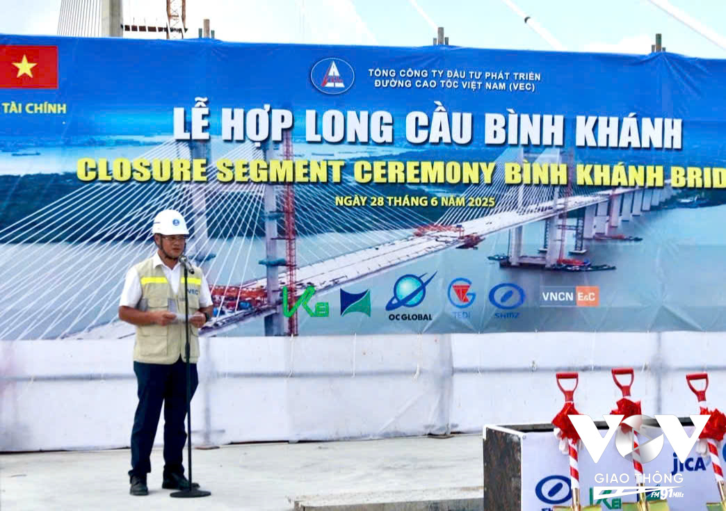 Đại diện chủ đầu tư, ông Đặng Hữu Vị - Giám đốc Ban quản lý các đường cao tốc phía Nam cho biết gói thầu J1 đã đạt 92,25% sản lượng và đảm bảo hoàn thành vào tháng 9/2025