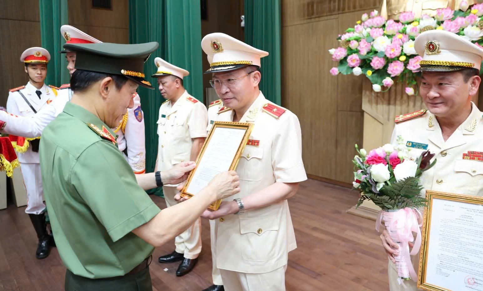 Đại tướng Lương Tam Quang, Bộ trưởng Bộ Công an trao quyết định cho Thiếu tướng Nguyễn Minh Tuấn - Giám đốc Công an tỉnh Phú Thọ