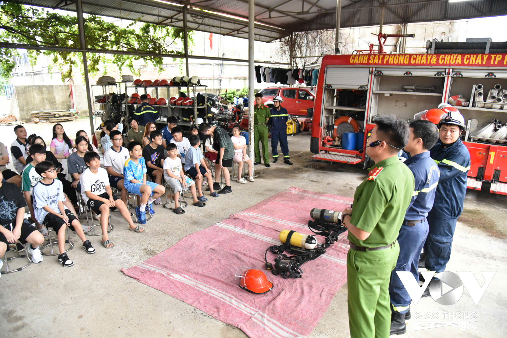Tổ địa bàn PCCC&CNCH Sóc Sơn tổ chức chương trình trải nghiệm ‘Một ngày làm lính cứu hỏa và Hướng dẫn kỹ năng phòng chống đuối nước’ cho các em học sinh