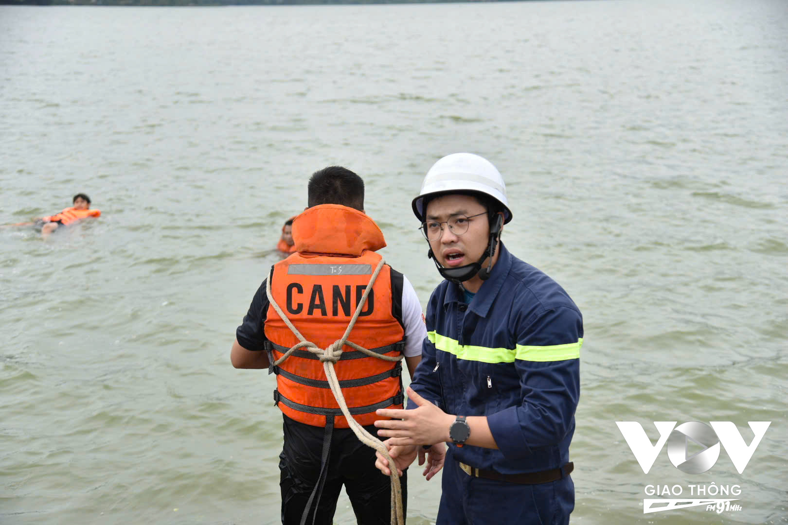 Đại úy Vũ Duy Linh – Cán bộ Tổ địa bàn PCCC&CNCH Sóc Sơn hướng dẫn các kỹ năng cứu nạn và phòng chống đuối nước