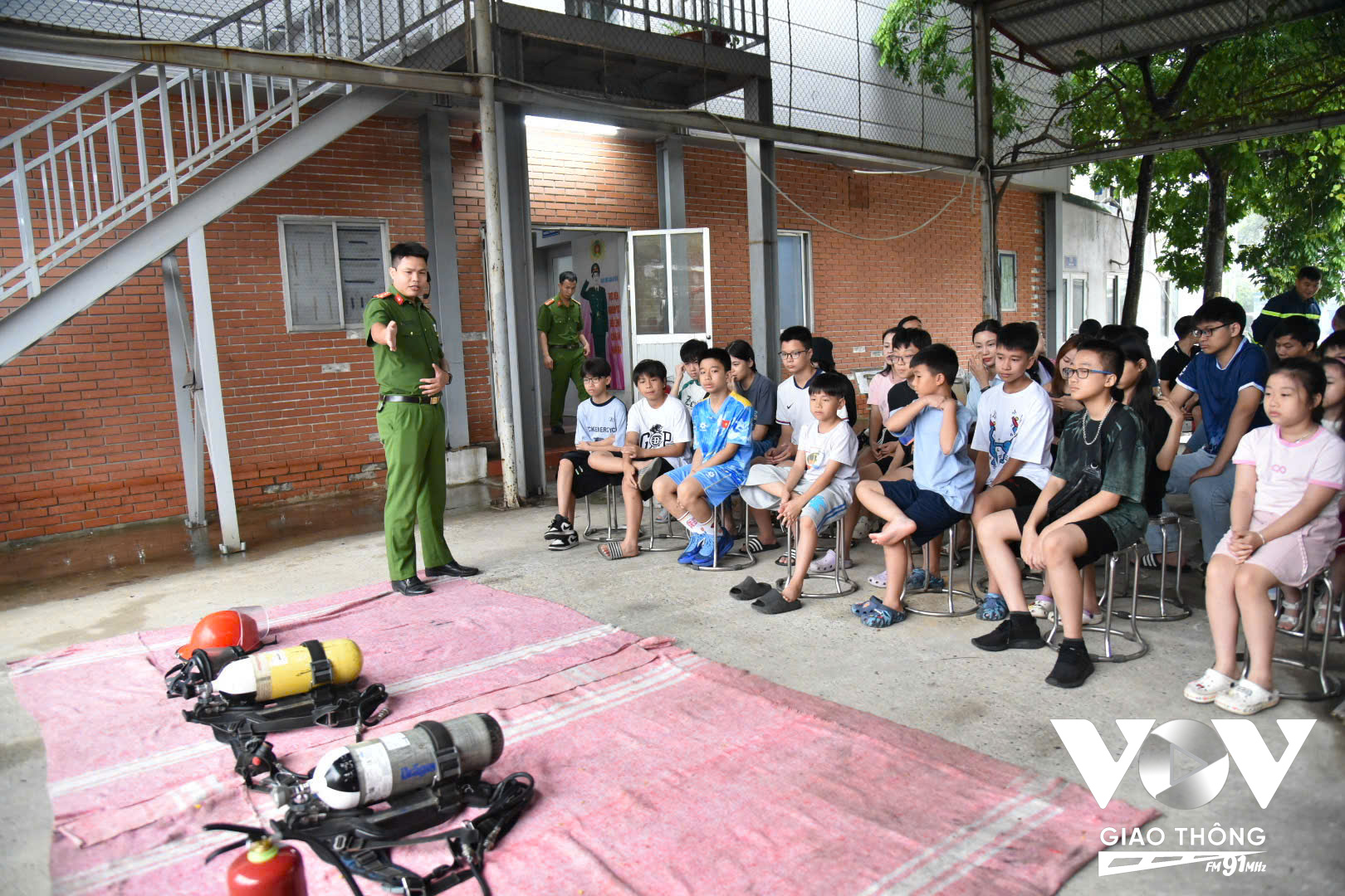 Đại úy Nguyễn Mạnh Hùng – Cán bộ Tổ địa bàn PCCC&CNCH Sóc Sơn đã cung cấp cho các em học sinh kiến thức, kỹ năng thoát nạn, cách xử lý khi đối mặt với một đám cháy