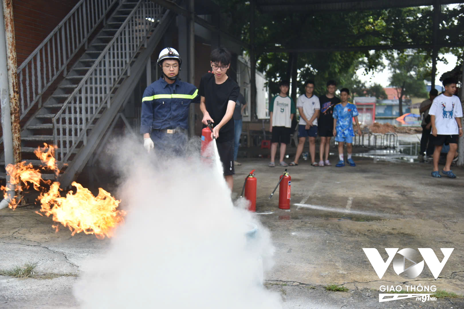 Các em học sinh đã được trực tiếp tham gia diễn tập xử lý tình huống cháy nổ giả định