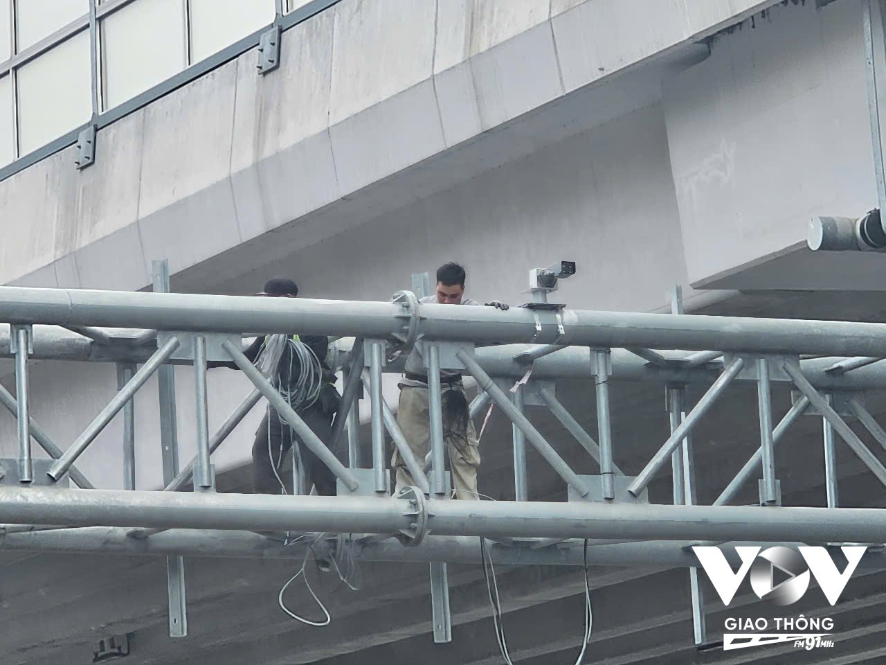 Camera được lắp trên giá long môn dọc đường Phạm Văn Đồng