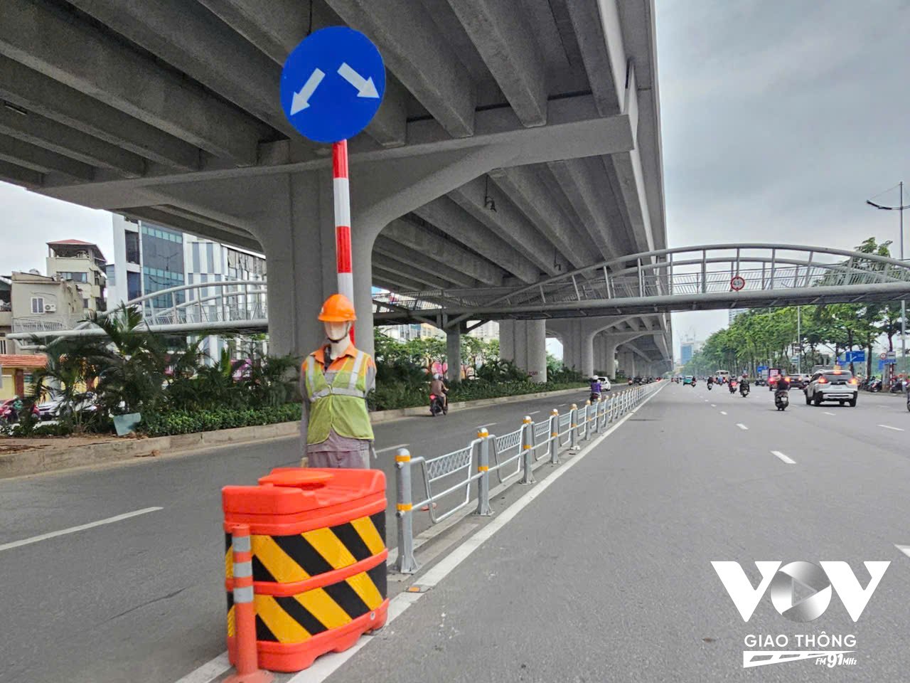 Đầu các dải phân cách đã được bố trí hệ thống cảnh báo
