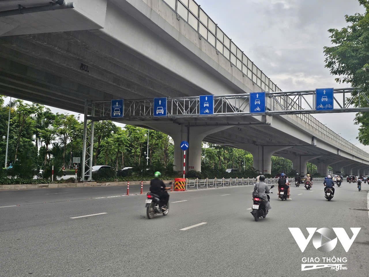 Đường Phạm Văn Đồng được phân thành 2 làn ô tô và 3 làn hỗn hợp
