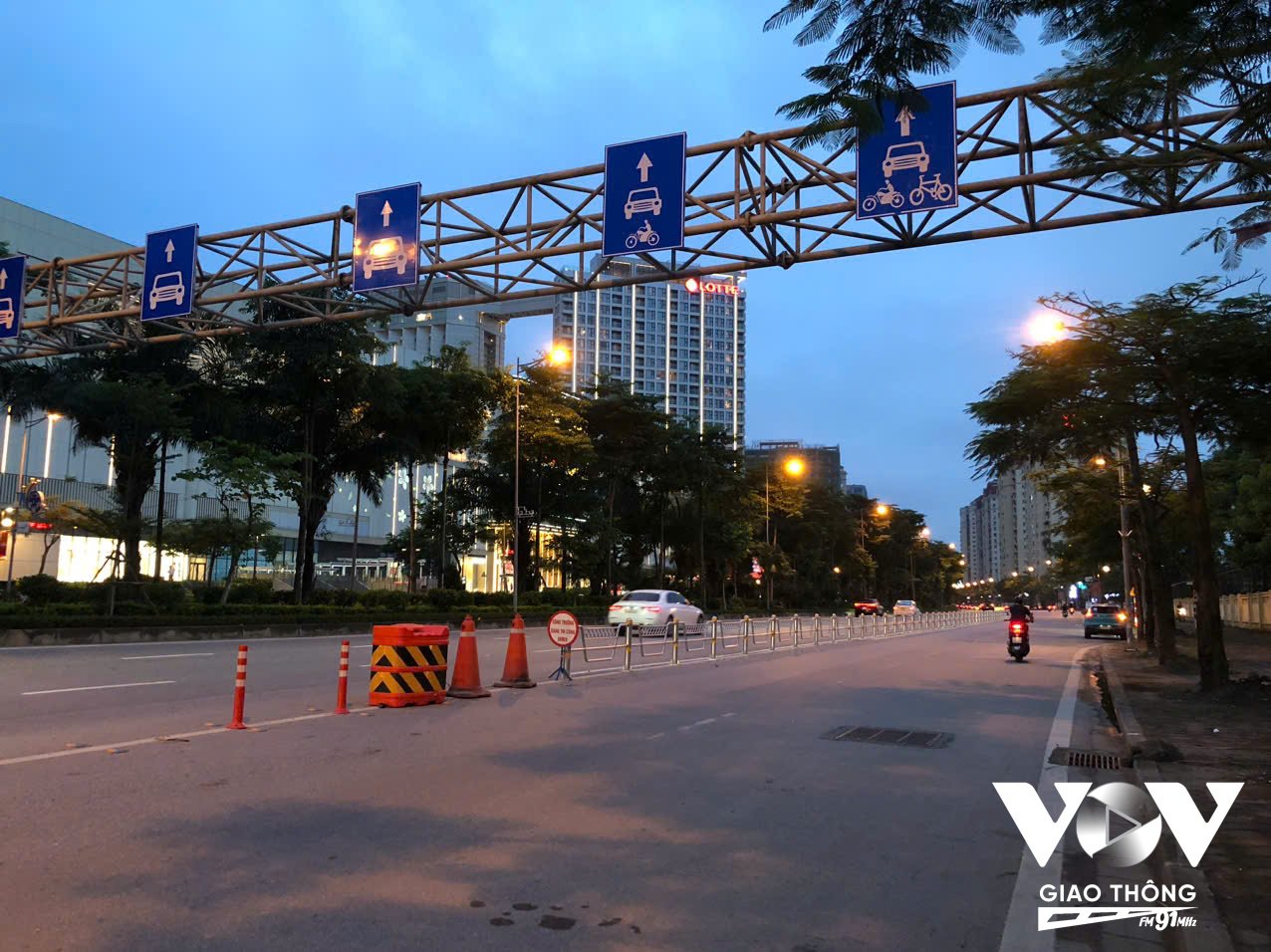 Đường Võ Chí Công phân thành 3 làn ô tô và 2 làn hỗn hợp