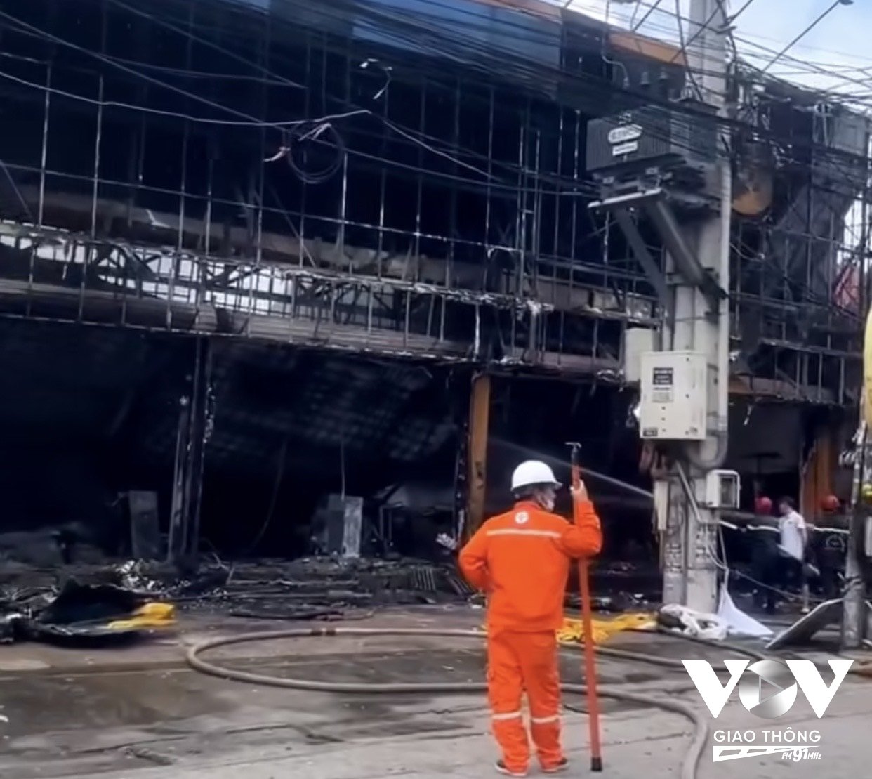 Lực lượng chức năng khống chế, dập tắt đám cháy