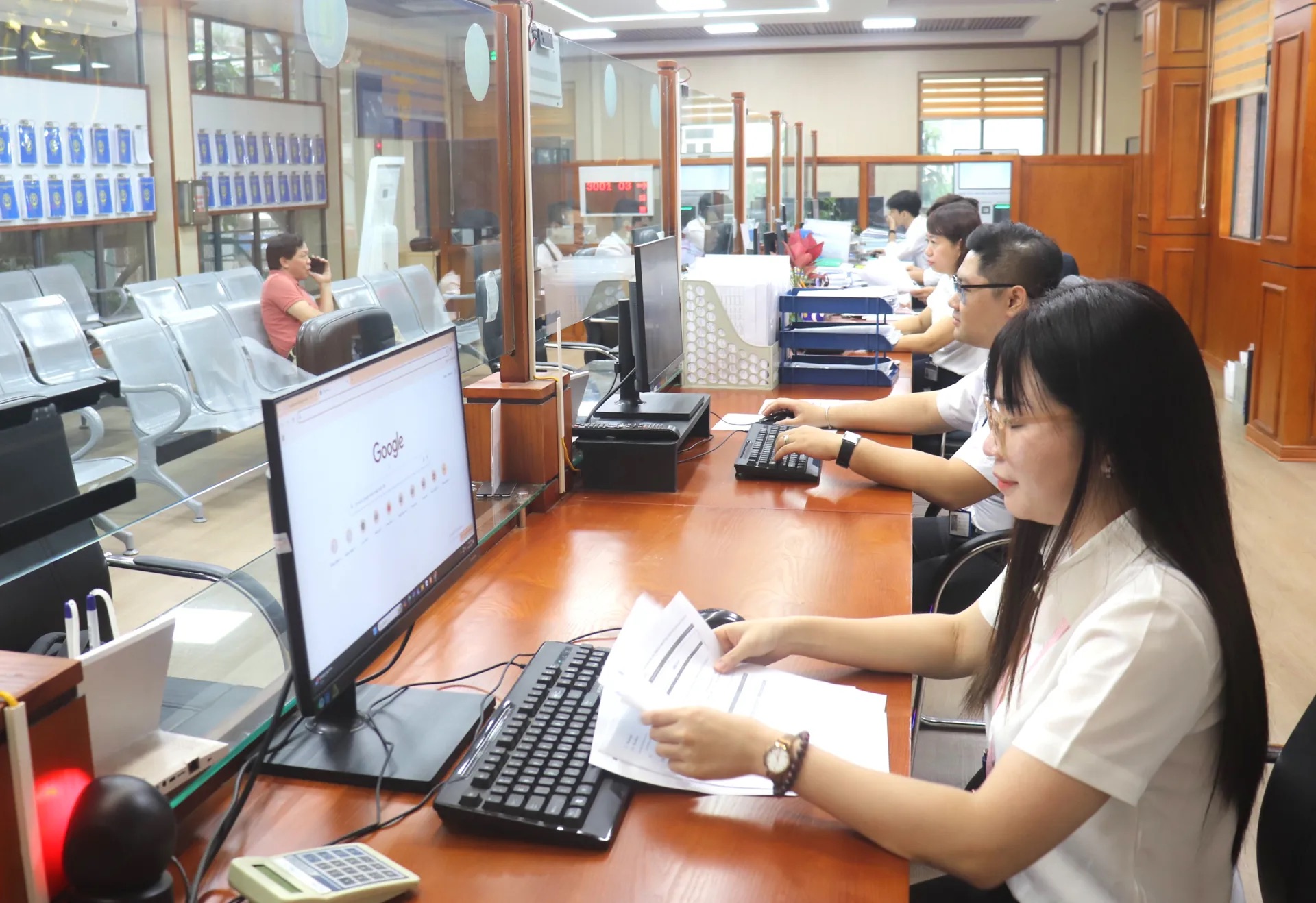 UBND Thành phố Hà Nội yêu cầu công khai địa chỉ trụ sở và danh mục thủ tục hành chính được tiếp nhận và trả kết quả tại Trung tâm phục vụ hành chính công, các điểm tiếp nhận phục vụ thủ tục hành chính công (Ảnh: KTĐT)
