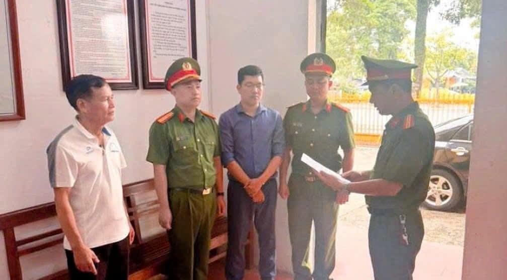 Lực lượng chức năng đọc lệnh bắt với các đối tượng liên quan