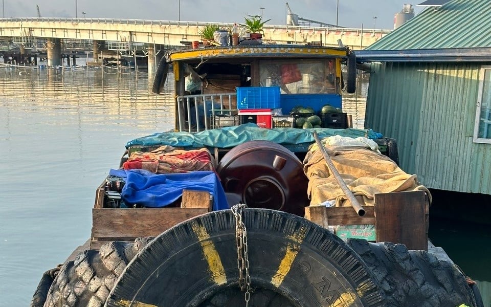 Lực lượng chức năng đã đo đạc, xác định được 5.000 lít dầu D.O có trong bồn chứa của tàu NĐ-0827
