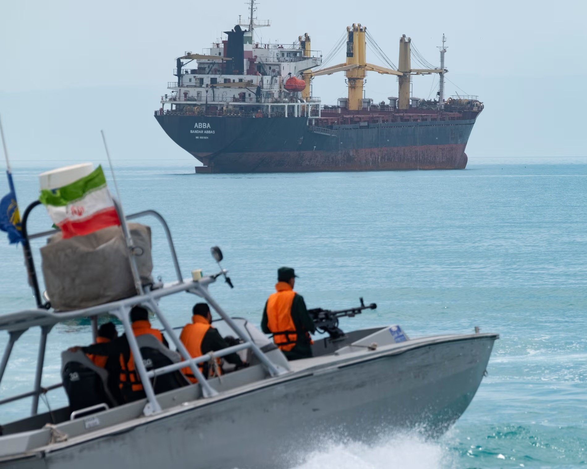 Một tàu chở hàng đi qua eo biển Hormuz hồi năm 2024. Ảnh: Getty Images
