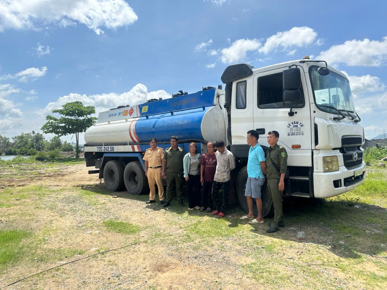 Nhóm đối tượng cùng chiếc xe tải chở nhiên liệu trái phép bị lực lượng chức năng bắt giữ