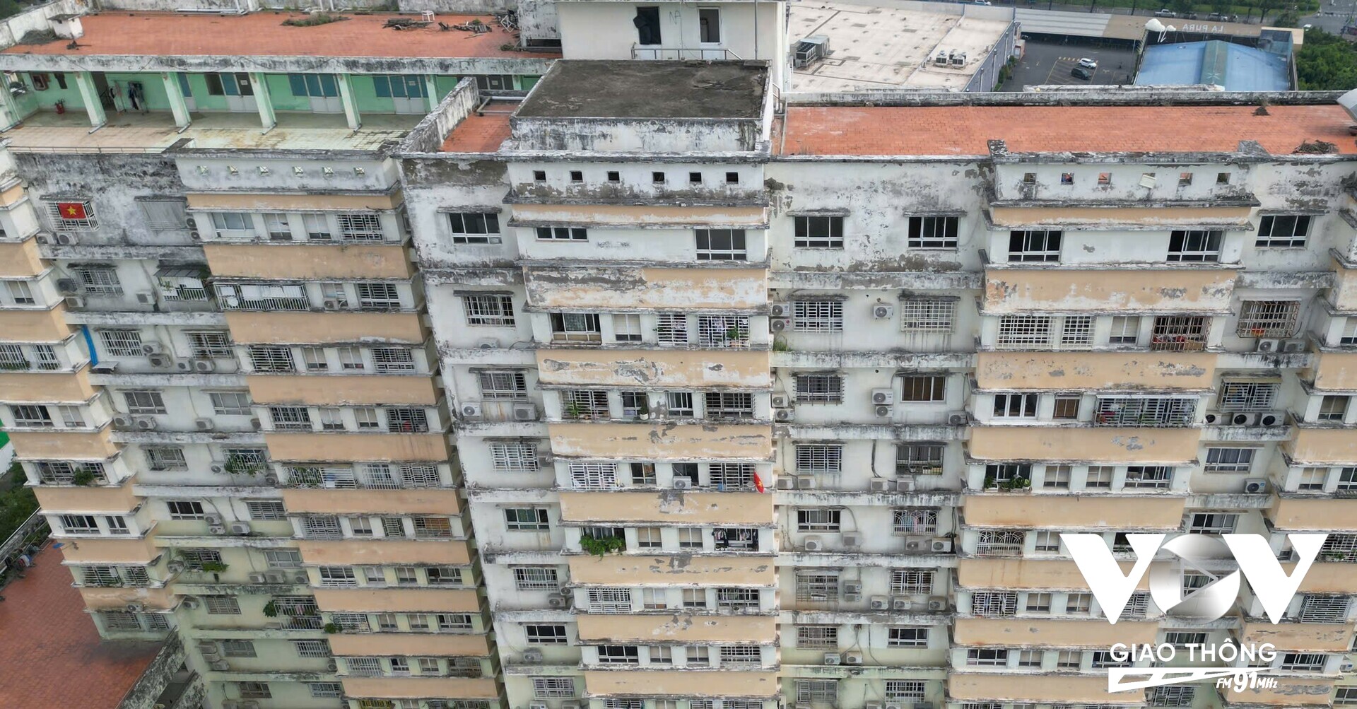 Nhiều mảng tường và lớp vữa đã có dấu hiệu bong tróc; từng xảy ra sự cố rơi vữa làm bể kính ô tô của cư dân