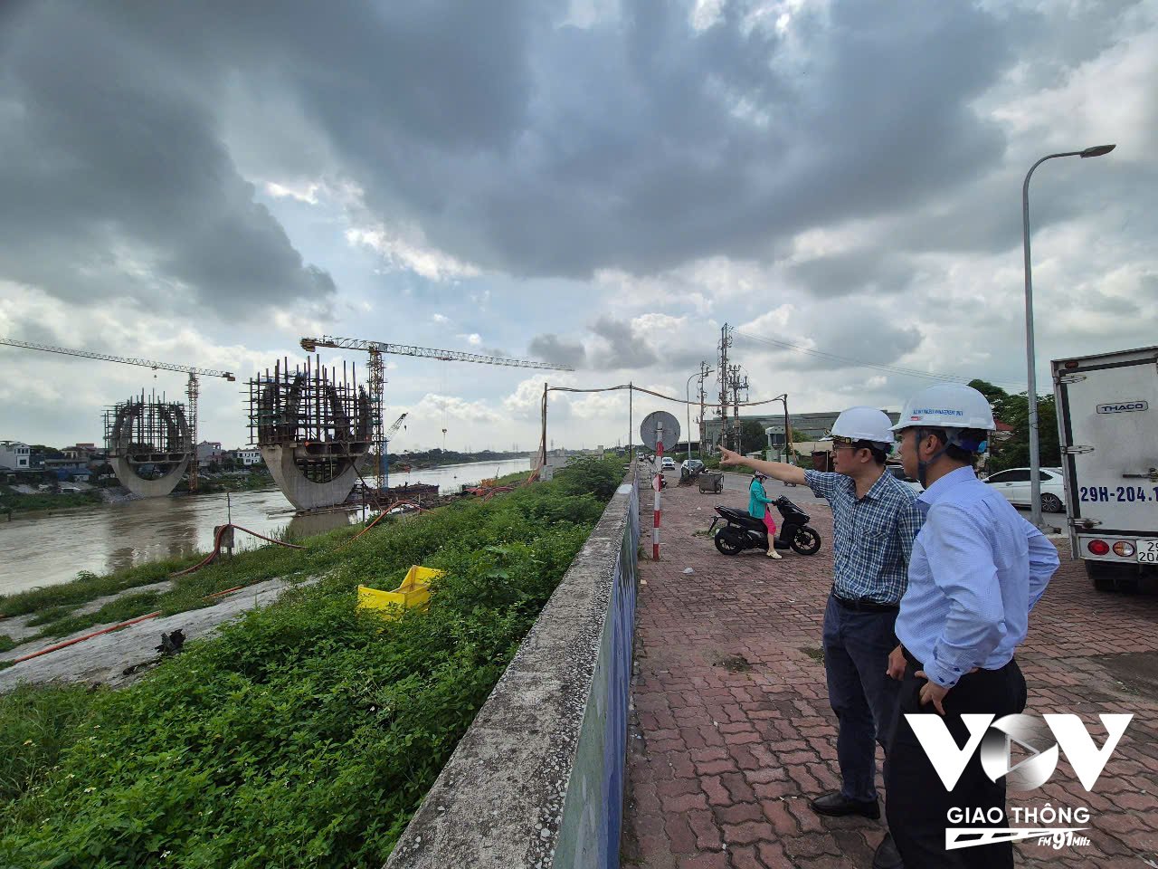 Ông Trần Anh Tuân, Công ty cổ phần Đạt Phương - đon vị thi công cầu Đuống (người mặc áo kẻ, chỉ tay) lo lắng phải rút máy móc, vật tư, công nhân vì không có mặt bằng làm tiếp