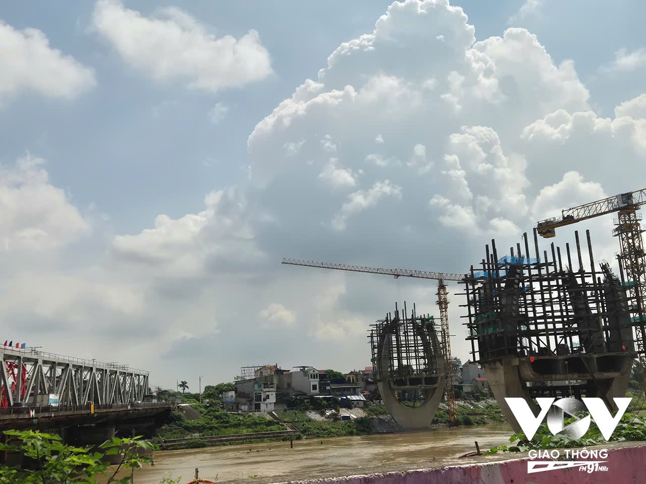 Trụ tháp cầu Đuống mới gần xong, nhưng 2 đầu cầu vẫn nguyên, không có mặt bằng để làm tiếp.