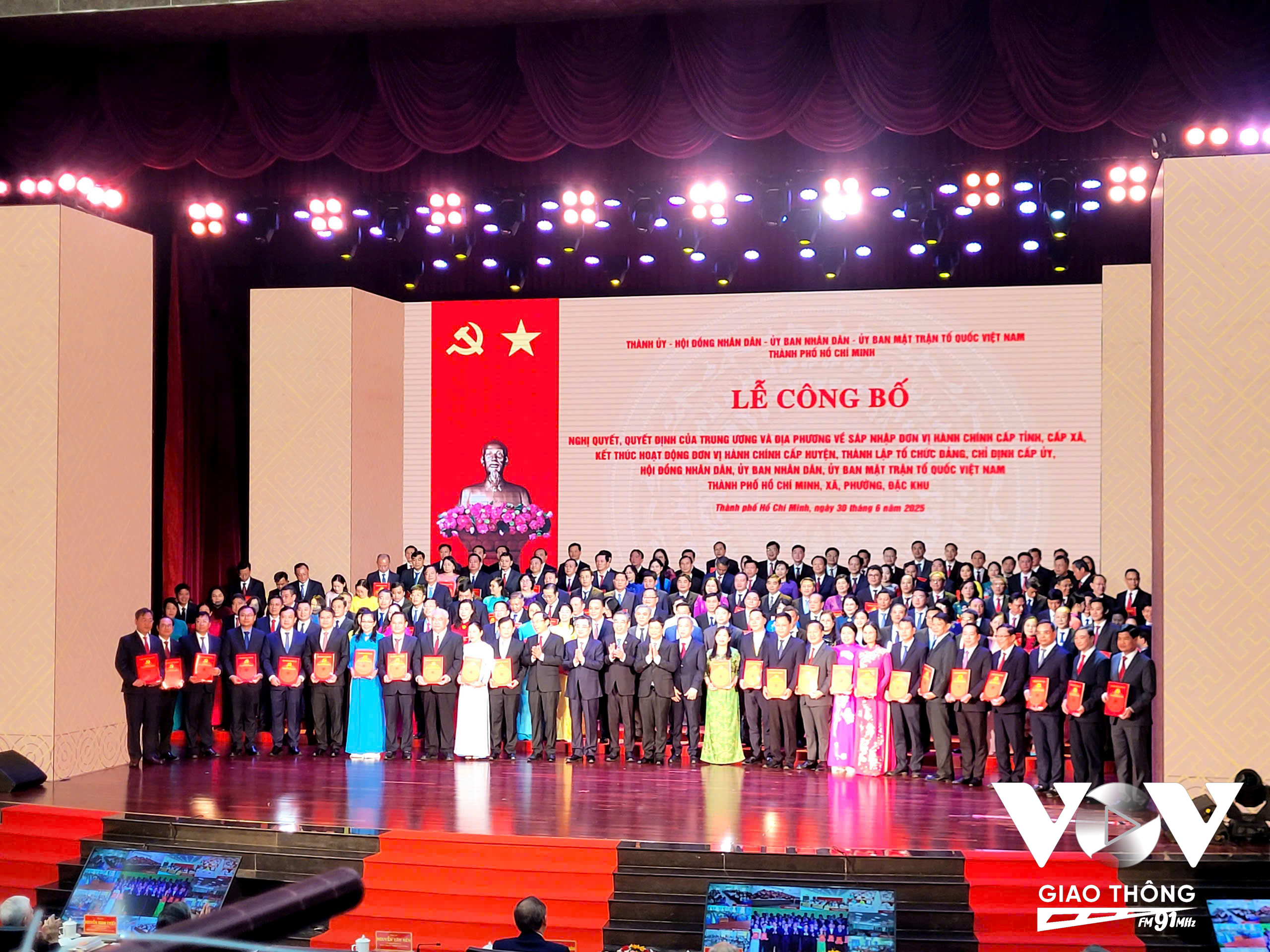 Trao Quyết định cho Bí thư 168 xã, phường, đặc khu