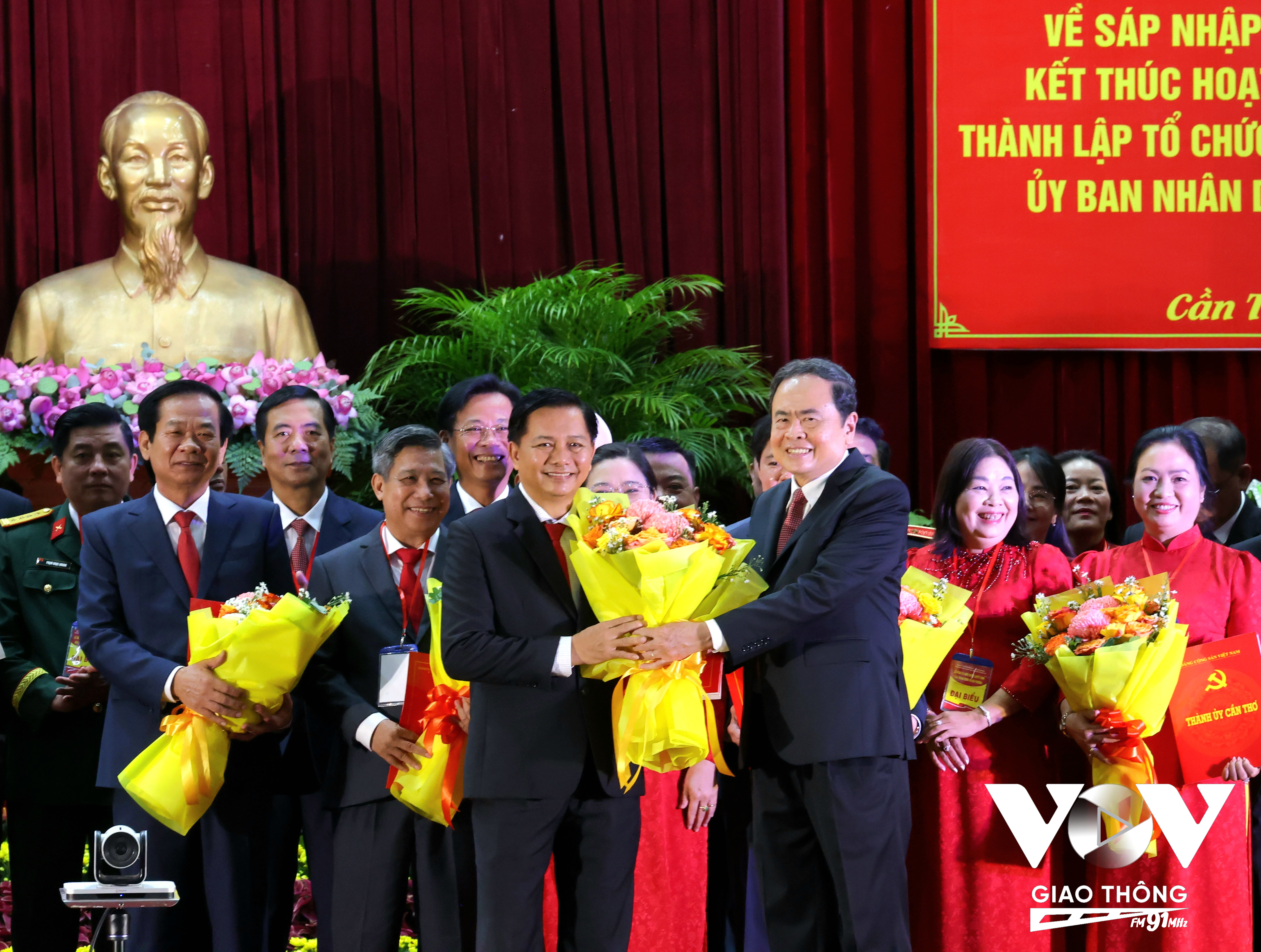 Thủ tướng Chính phủ chỉ định ông Trần Văn Lâu, Phó Bí thư Tỉnh ủy Sóc Trăng, Chủ tịch UBND tỉnh Sóc Trăng giữ chức vụ Chủ tịch UBND thành phố Cần Thơ mới.