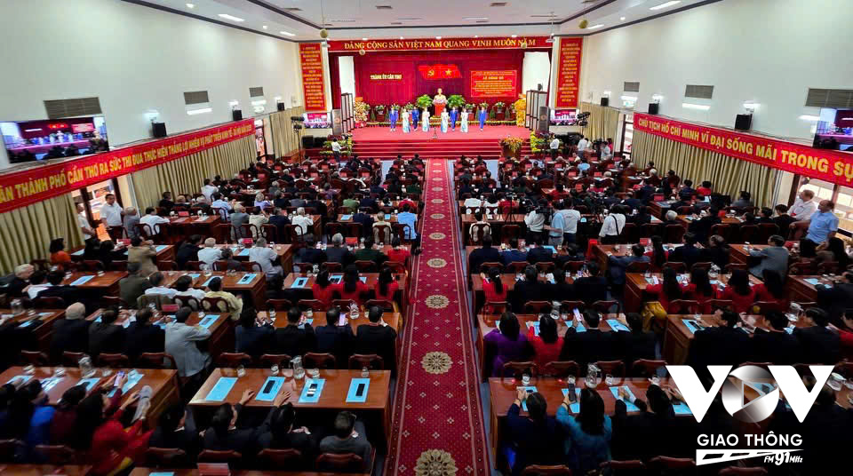Quang cảnh buổi Lễ công bố các Nghị quyết, Quyết định của Trung ương và địa phương về sáp nhập đơn vị hành chính cấp tỉnh, cấp xã tại thành phố Cần Thơ. Sự kiện được tổ chức tại hội trường Thành ủy Cần Thơ.