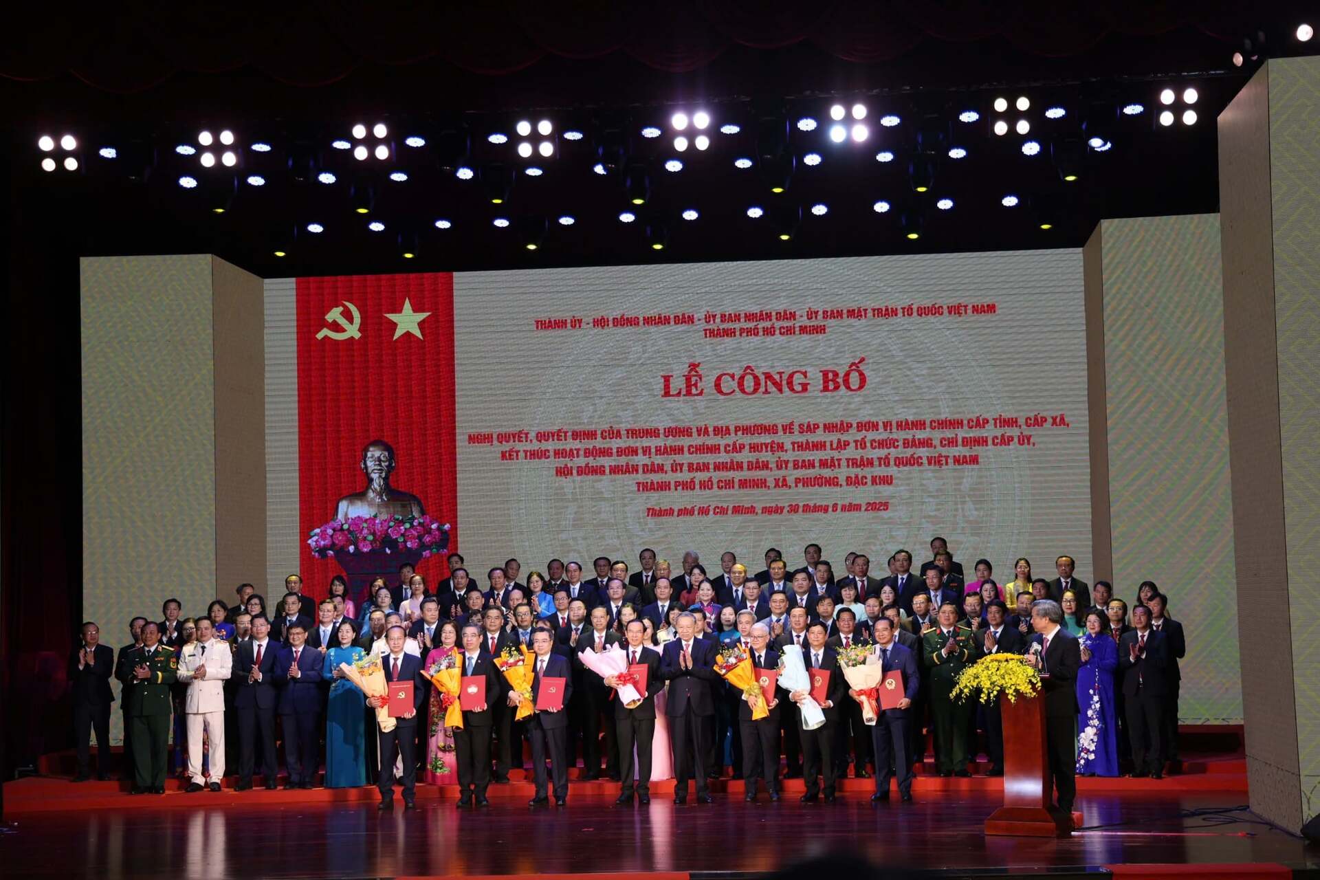 Tổng Bí thư Tô Lâm tặng hoa chúc mừng các đồng chí lãnh đạo TPHCM (Ảnh: Tỷ Huỳnh)