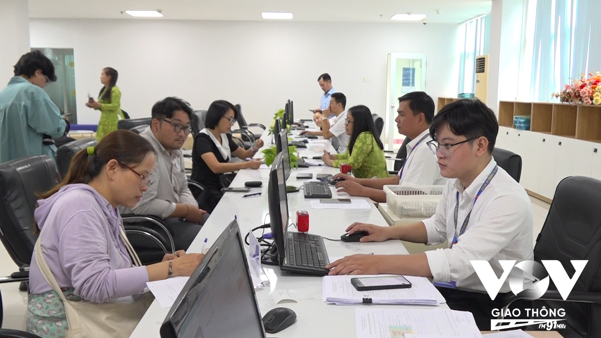 Cán bộ phường Xuân Hoà hướng dẫn người dân giải quyết thủ tục hành chính sáng 1/7