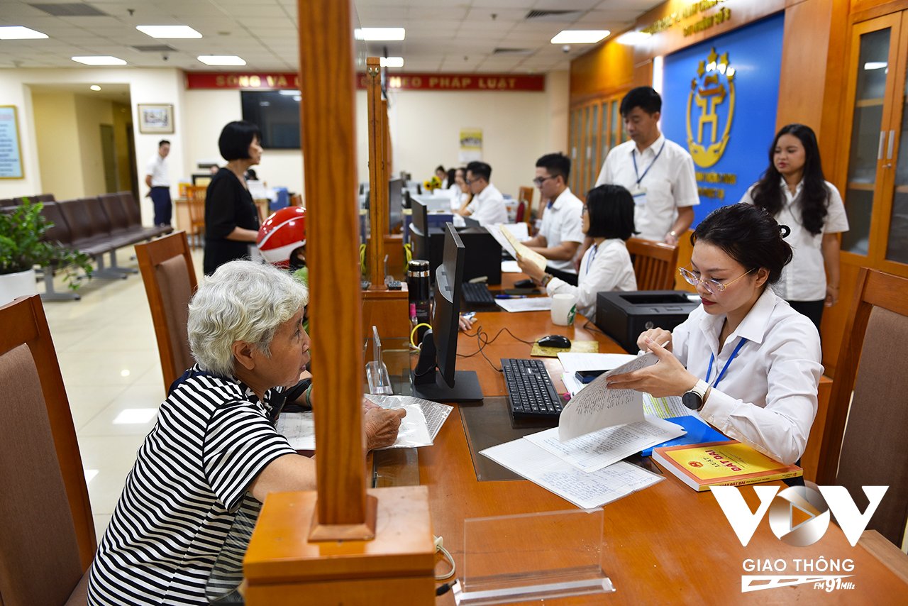 Ngay từ sáng sớm, bộ phận một cửa tại UBND phường Hoàn Kiếm – nơi đồng thời là Chi nhánh số 3 của Trung tâm phục vụ hành chính công Thành phố Hà Nội đã nhộn nhịp người dân đến làm thủ tục