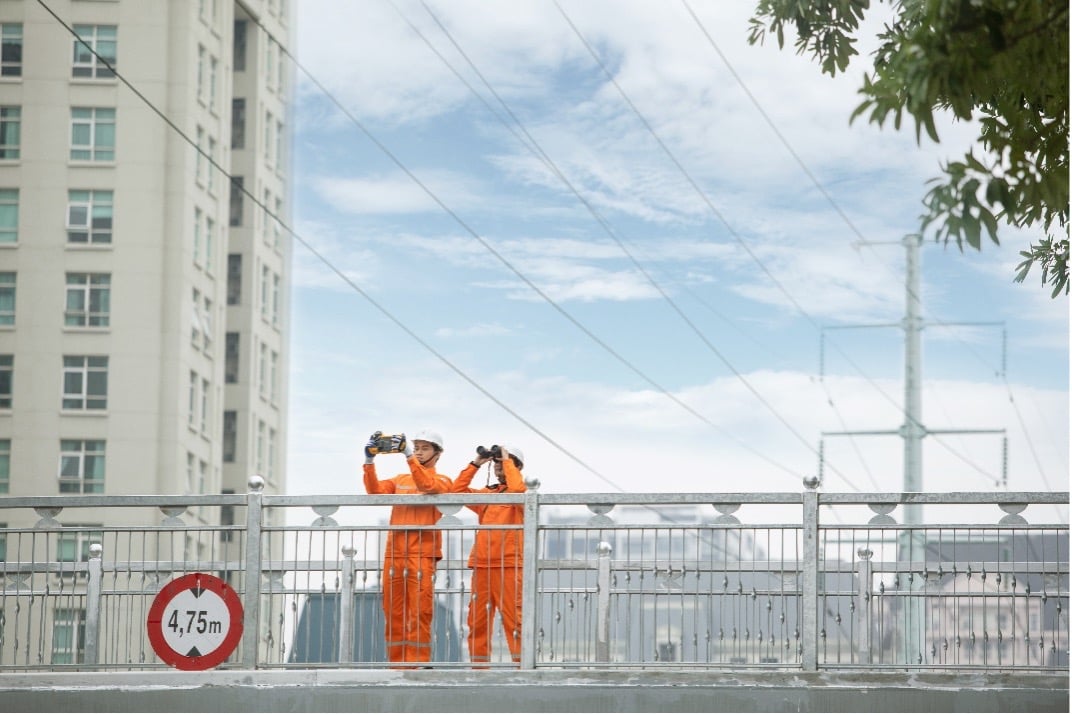 EVNHANOI cam kết việc cung cấp điện an toàn và ổn định. Mọi nghĩa vụ, trách nhiệm đối với khách hàng đều được các Công ty Điện lực khu vực mới kế thừa đầy đủ, đảm bảo không ảnh hưởng đến quá trình sử dụng điện cũng như các dịch vụ liên quan.