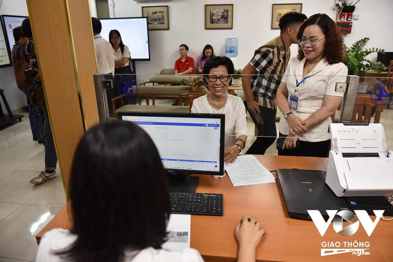 Còn tại phường Cửa Nam mọi công tác cũng diễn ra đúng tiến độ. Đúng 7 giờ 30 phút, cán bộ, công chức đã có mặt đầy đủ, rà soát lại toàn bộ thiết bị, phần mềm và quy trình, bắt tay ngay vào nhiệm vụ mới, với mục tiêu phục vụ nhân dân và DN là ưu tiên số 1