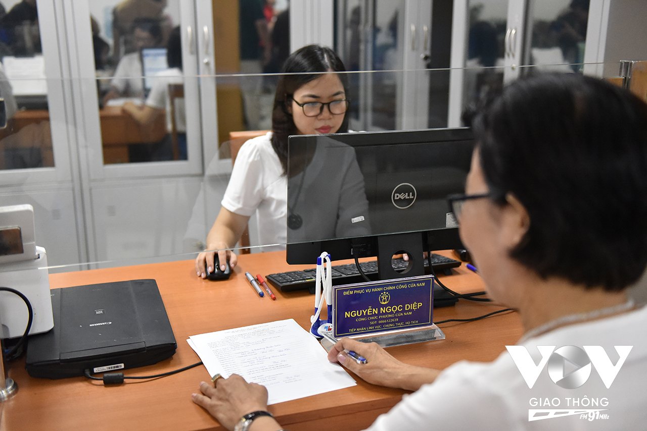 Ngay trong sáng nay có rất đông lượt công dân đến bộ phận một cửa để giải quyết các thủ tục như: khai sinh, đất đai, hộ tịch...