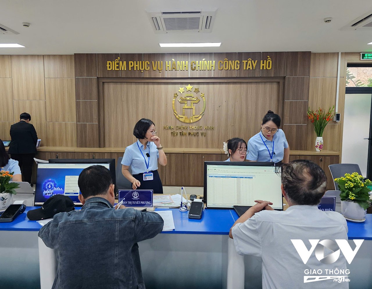 Không khí rộn ràng, phấn khởi trong ngày chính quyền hai cấp chính thức vận hành. Đây không chỉ là một sự thay đổi về mặt tổ chức hành chính, mà là một cuộc cải cách chưa từng có trong tiền lệ